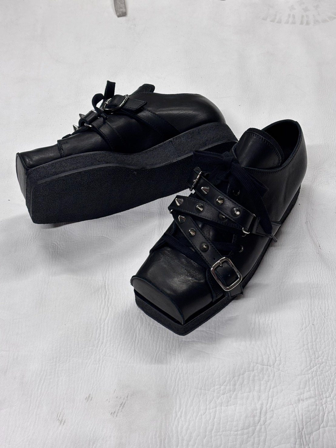 The Old Curiosity Shop Triple Spike Hog Toe