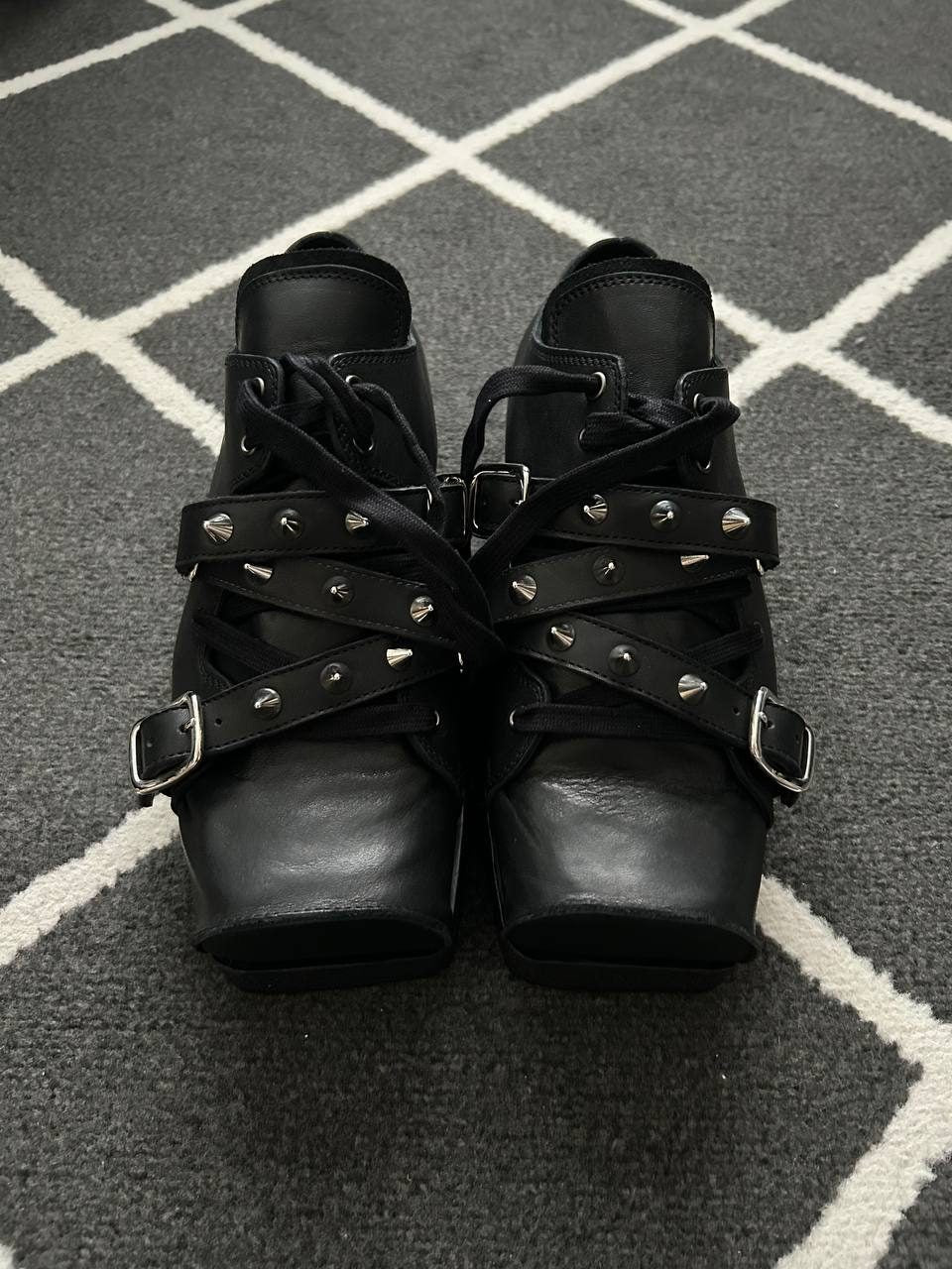 The Old Curiosity Shop Triple Spike Hog Toe Shoe